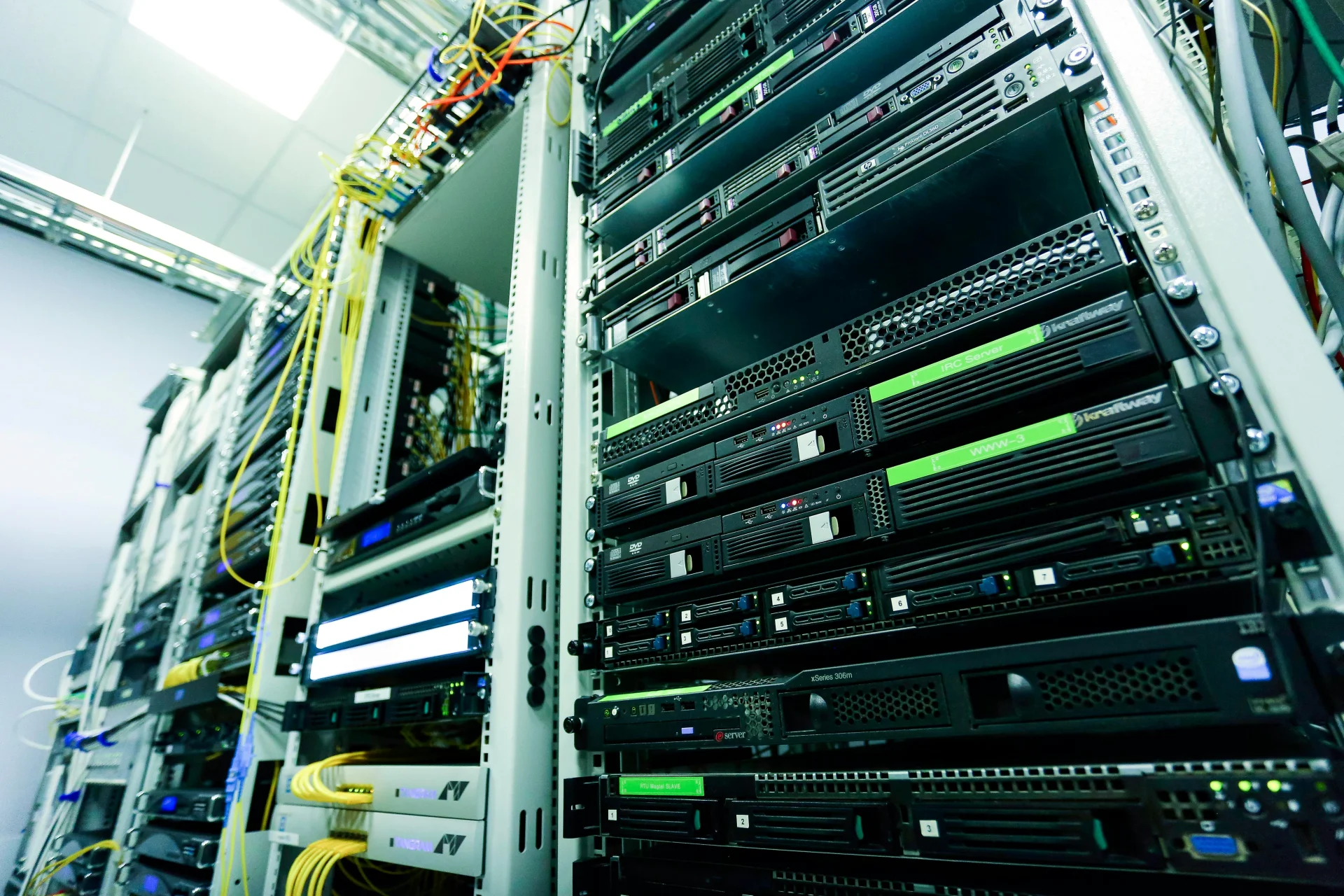 Offshore VPS hosting server infrastructure with privacy protection